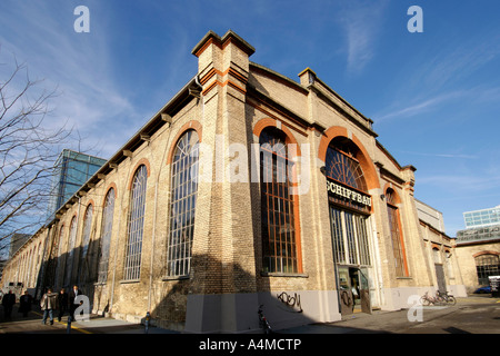 L'edificio Schiffbau (un ex cantiere navale che ora ospita un teatro e ristorante) nella ex area industriale ad ovest di Zurigo. Foto Stock