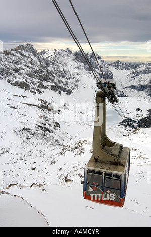 Vista delle Alpi dalla funivia sul Monte Titlis in Svizzera. Foto Stock