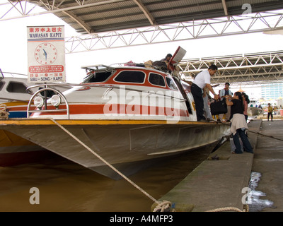 Malaysia Sarawak Sibu Rejang River waterfront boat in terminale Foto Stock