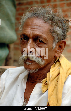Uomo in Market street in Kerala india Foto Stock