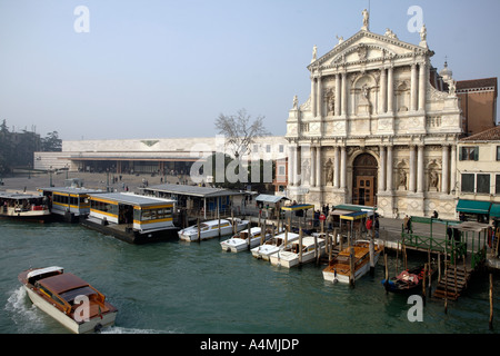 Chiesa dei Scalzi e la Stazione di Santa Lucia. Grand Canal, Venezia, Italia Foto Stock