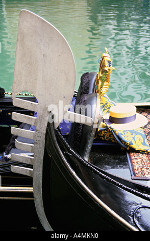 Italia Venezia dettaglio delle gondole che mostra serated anteriore in metallo chiamato il ferro e il gondoliere s beribboned tradizionale cappello di paglia Foto Stock