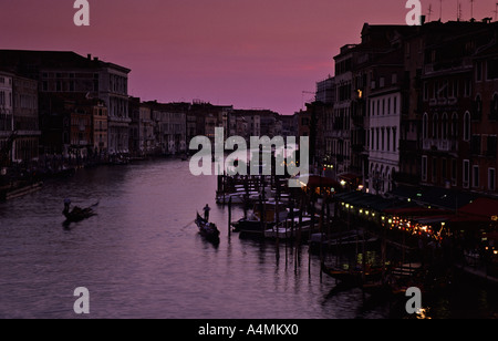 Le gondole del Canal Grande, tramonto, Venezia, Italia Foto Stock