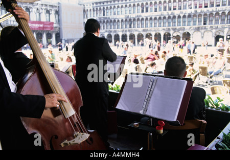 Musicisti classici di eseguire al Caffè Florian e Piazza San Marco (Piazza San Marco) Foto Stock