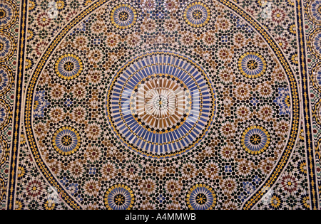 Il Marocco FES Marocchino tradizionale parete mosaico fatto da mano per il taglio di piastrelle. Il mosaico intricato progetto è noto come Zellij Foto Stock