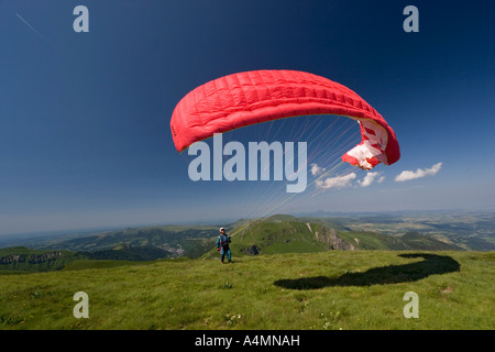 Un parapendio pronto al decollo (Puy de Dôme-Francia). Parapentiste s'apprêtant à prendre son envol (Puy de Dôme-Francia). Foto Stock