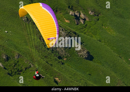 Parapendio oltre il massiccio del Sancy (Puy de Dôme - Francia). Parapentiste en vol dans le Massif du Sancy (Mettere de Dôme - Francia). Foto Stock