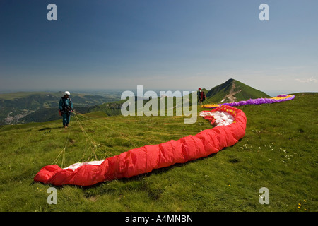 I parapendii preparare i loro decolli (Puy de Dôme - Francia). Parapentistes préparant leur envol (Puy de Dôme - Francia). Foto Stock