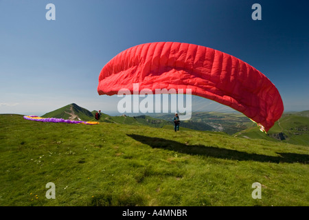 Un parapendio pronto al decollo (Puy de Dôme - Francia). Parapentiste s'apprêtant à prendre son envol (Puy de Dôme - Francia). Foto Stock