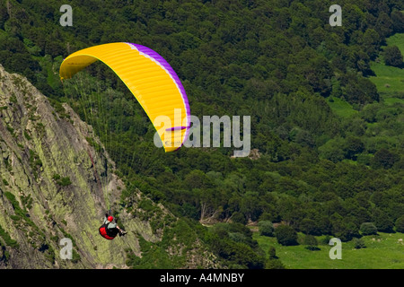 Un parapendio al di sopra del massiccio del Sancy (Puy de Dôme - Francia). Parapentiste en vol dans le Massif du Sancy (Puy de Dôme - Francia). Foto Stock