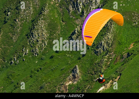 Un parapendio al di sopra del massiccio del Sancy (Puy de Dôme - Francia). Parapentiste en vol dans le Massif du Sancy (Puy de Dôme - Francia). Foto Stock