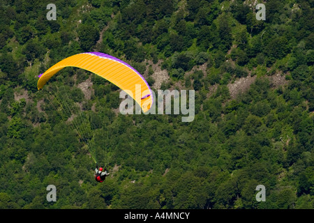 Un parapendio al di sopra del massiccio del Sancy (Puy de Dôme - Francia). Parapentiste en vol dans le Massif du Sancy (Puy de Dôme - Francia). Foto Stock