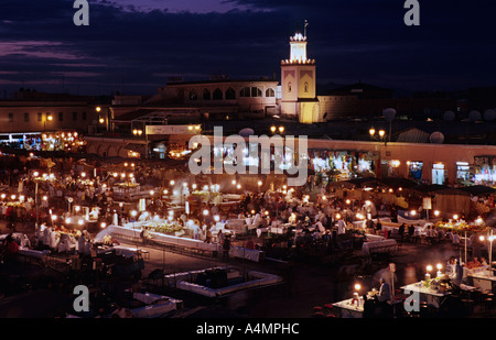 Marrakech, Marocco. Chioschi, Djemaa el Fna, tramonto Foto Stock