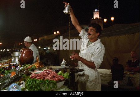 Marrakech marocco. Il tè alla menta servito presso un mercato in stallo Djemaa El Fna. Foto Stock