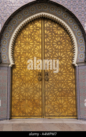 Fes el Bali, Marocco. Le porte principali al Dar El Makhzen palace Foto Stock
