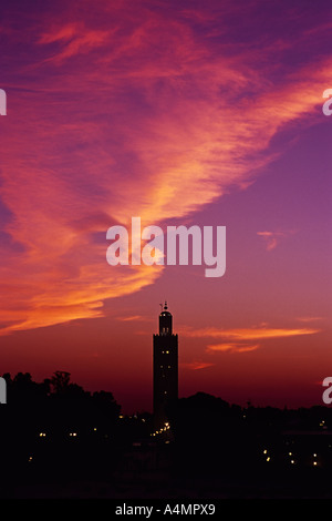 Marrakech, Marocco. Minareto di Koutoubia e Djemaa el Fna al tramonto Foto Stock