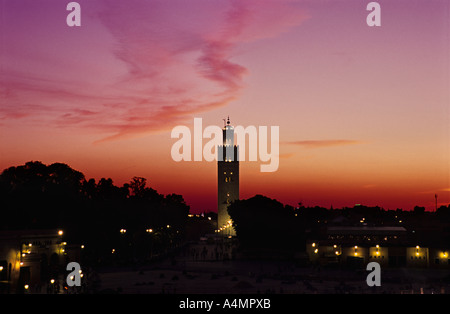 Marrakech, Marocco. Minareto di Koutoubia e Djemaa el Fna al tramonto Foto Stock