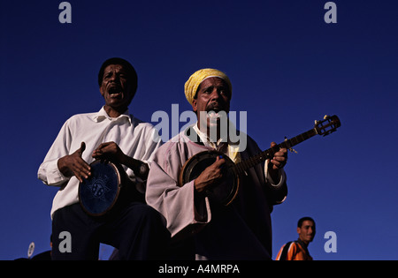 Il Marocco Marrakech musicisti a Djemaa el Fna Foto Stock