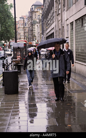 Londra, UK pioggia di estate, Charing Cross Road, Londra centrale Foto Stock