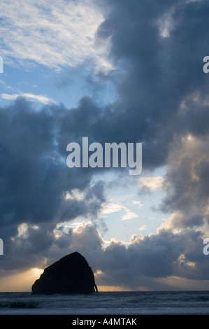 Haystack Rock e arco al tramonto, Cape Kiwanda, Oregon Coast, Oregon, Stati Uniti d'America Foto Stock