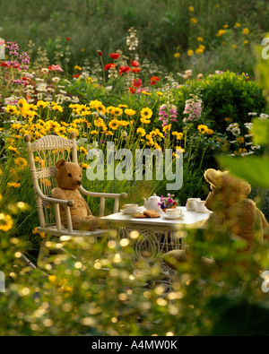 ANTIQUE ORSACCHIOTTI A picnic nel giardino di fiori selvaggi / PENNSYLVANIA Foto Stock