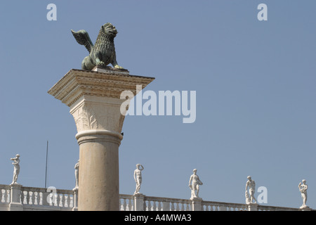 Venezia Italia il leone alato simbolo dell'impero veneziano sulla parte superiore di una statua in Piazza San Marco presi 2005 Foto Stock