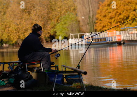 Un pescatore sul lato dell'Isis,il Thames in Oxford su un luminoso giorno inverni.partecipare nel corso di una competizione di pesca Foto Stock