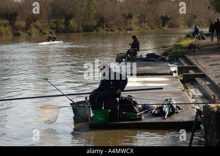 Un pescatore sul lato dell'Isis,il Thames in Oxford su un luminoso giorno inverni.partecipare nel corso di una competizione di pesca Foto Stock