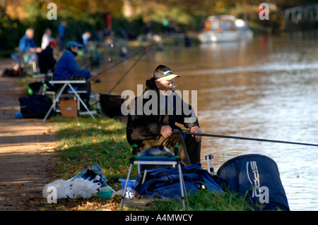 Un pescatore sul lato dell'Isis,il Thames in Oxford su un luminoso giorno inverni.partecipare nel corso di una competizione di pesca Foto Stock