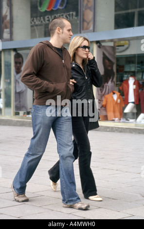 Passanti a Ferhadiya street a Sarajevo, Bosnia ed Erzegovina Foto Stock