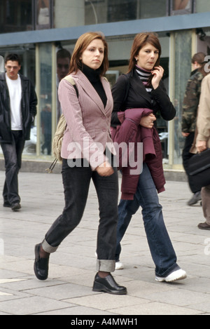 Passanti a Ferhadiya street a Sarajevo, Bosnia ed Erzegovina Foto Stock