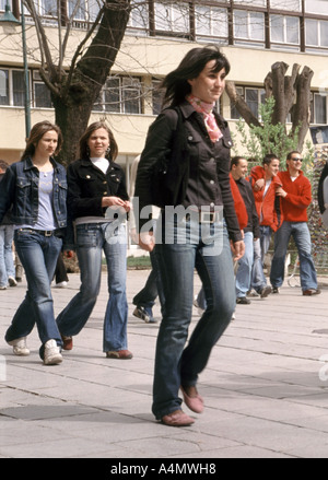 Passanti a Ferhadiya street a Sarajevo, Bosnia ed Erzegovina Foto Stock