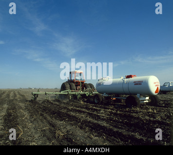 L'APPLICAZIONE DI AMMONIACA ANIDRA PER CAMPO DI SOIA / Iowa Foto Stock