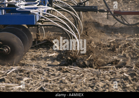 L'applicazione di fertilizzante di azoto al suolo di soia rotante per il mais la prossima stagione l'applicazione di ammoniaca anidra / Iowa Foto Stock