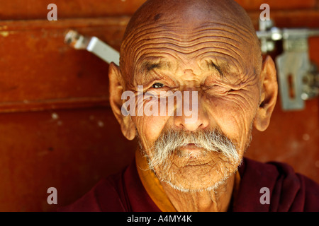 Un occhio monaco tibetano ritratto in Ladakh, India Foto Stock