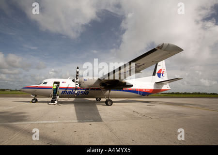 Borneo malese Sandakan Sabah imbarco aeroportuale Malaysian Airlines Fokker 50 Foto Stock