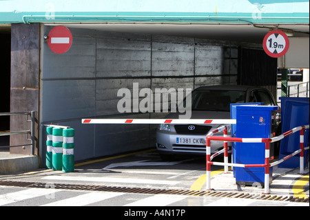 Argento auto Toyota seduti al ticket machine a barriera in ingresso al parcheggio auto Santa Cruz Tenerife Canarie Spagna Foto Stock