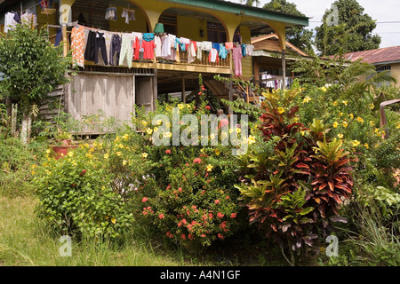 Borneo malese Sarawak Belaga abitazione con asciugatura della biancheria appesa Foto Stock