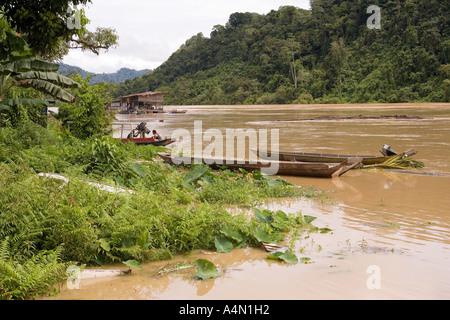 Borneo malese Sarawak Belaga longboats presso la banca di fiume Rejang Foto Stock