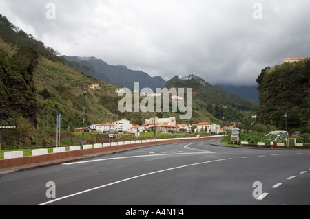 Nuvole pesanti su Sao Vincente, Madeira, Portogallo, Europa Foto Stock