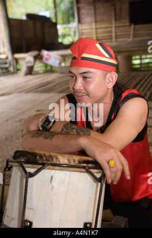 Borneo malese Sarawak Villaggio Culturale Bidayuh uomo in costume tradizionale Foto Stock