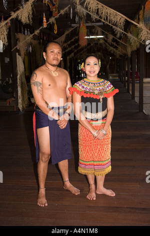 Borneo malese Sarawak Villaggio Culturale Iban uomo donna in costume tradizionale Foto Stock