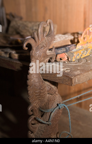 Borneo malese Sarawak Villaggio Culturale Artigianato scultura Orang Ulu staffa da tavolo Foto Stock