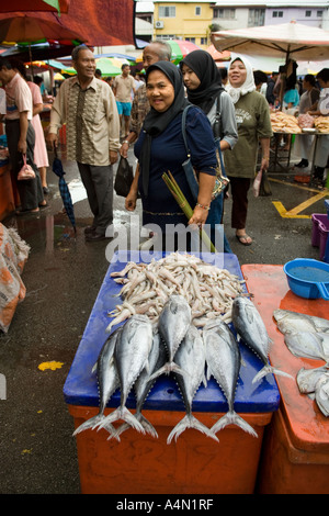 Borneo malese Sarawak Kuching mercato domenicale di stallo di pesce Foto Stock