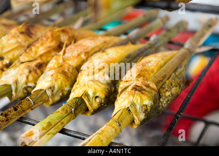 Borneo malese Sarawak Kuching Sunday Market food grigliate di pesce di piccole dimensioni Foto Stock