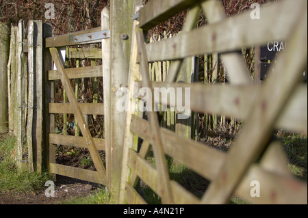 Close up girevole in legno cancello pedonale ingresso e campo di legno cancello in carnlough County Antrim Foto Stock