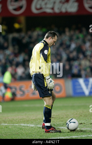 Irlanda del Nord e Birmingham City portiere Maik Taylor si prepara a prendere un obiettivo calcio davanti alla folla durante International Foto Stock