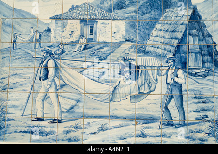 Un pannello di 1920s azulejos adorna la Toyota showroom sulla Avenida Arriaga, Funchal Portogallo, la Madera, Europa Foto Stock