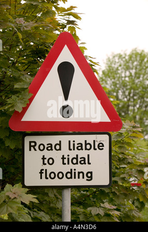 Strada soggette ad inondazioni firmare a causa di alte maree Solway prima Cumbria Foto Stock