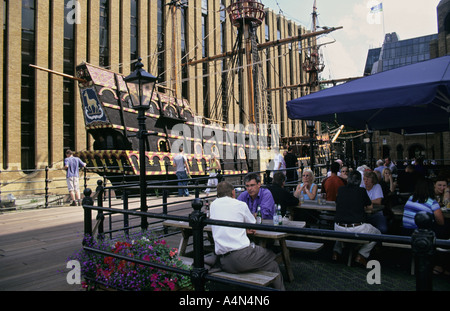 Regno Unito, Inghilterra, Londra. Il vecchio Upcross Inn oltre al Golden Hind nave sulla riva sud del fiume Tamigi Foto Stock